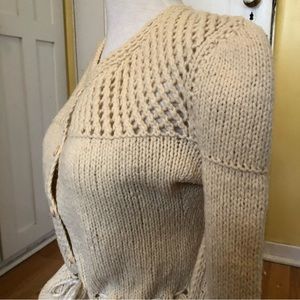 Very special Vintage hand knit woolen cardigan in Ivory color. Small.